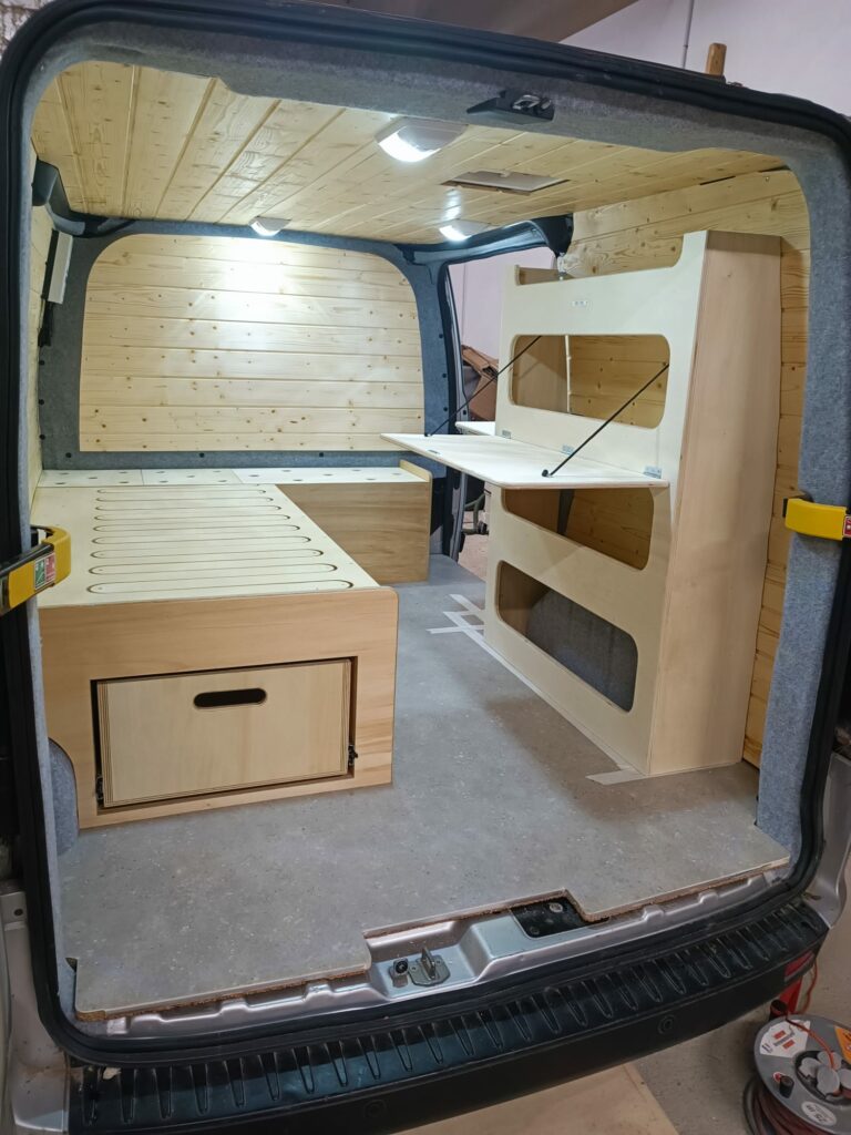 Aménagement van Ford Custom L1 H1 étape 11 Meuble arrière droit sur toute la hauteur avec rangements et table rabattable